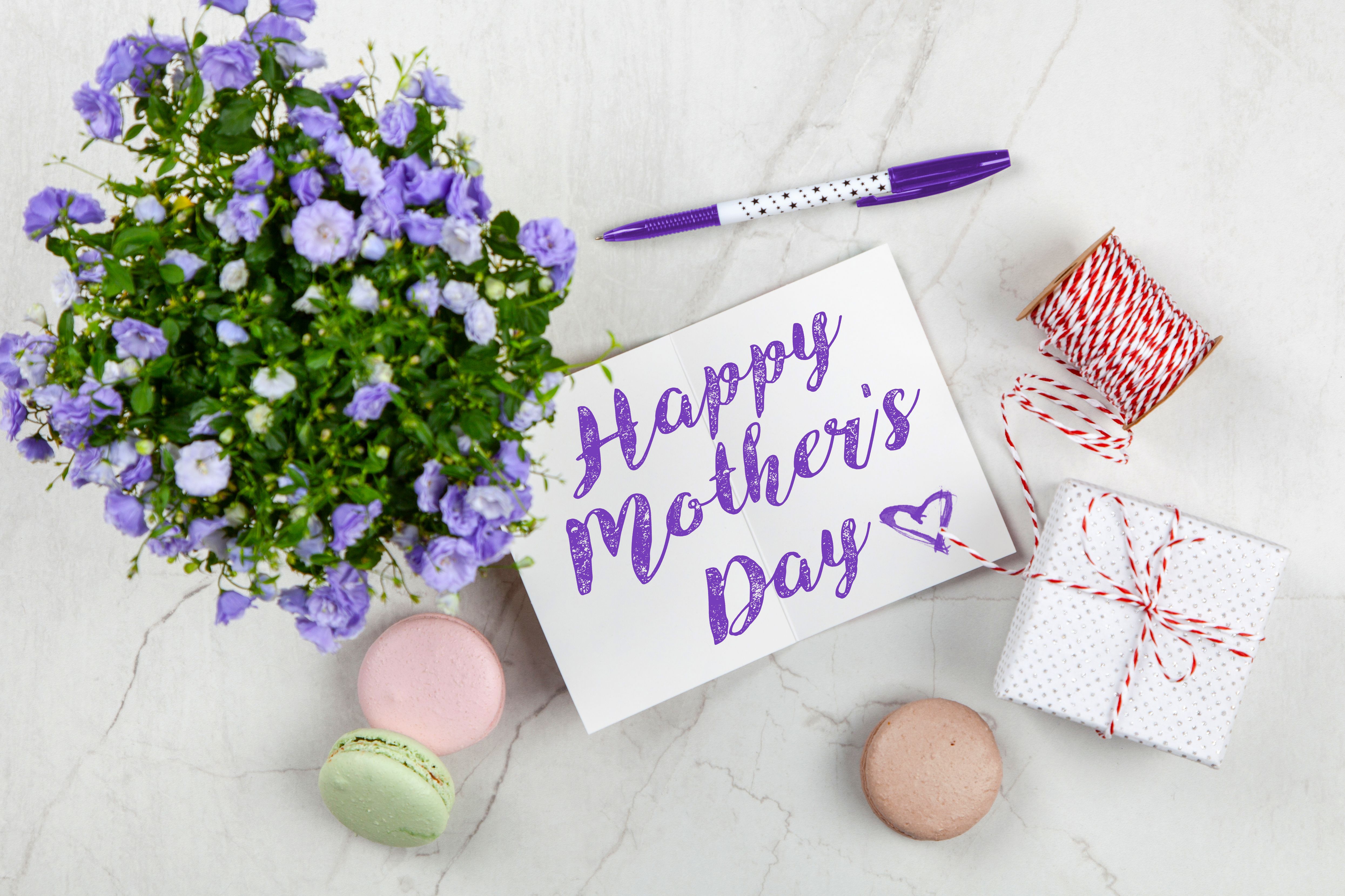 Mother’s Day beauty gifts flat lay with skincare and makeup, UK gift guide inspiration