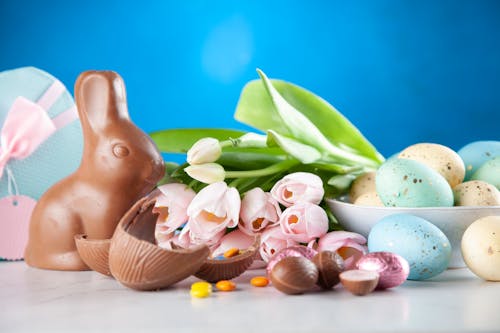 Free Weiße Blumen Zwischen Brauner Kaninchenfigur Und Eiern Stock Photo