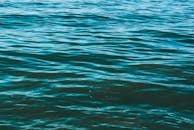 在阳光明媚的日子里捕捉到宁静的海浪，展现了大自然的美丽和宁静的水面