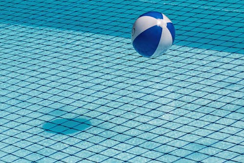 Bola Biru Dan Putih Di Atas Air