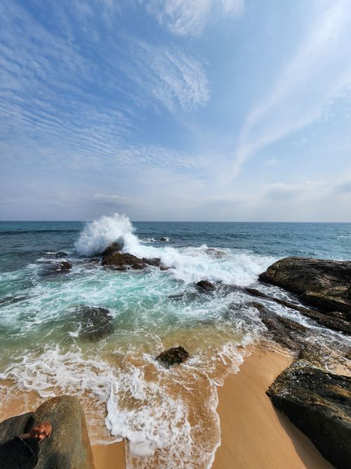 Free Captivating scene of waves crashing on rocks at Galle beach under a vivid sky. Stock Photo