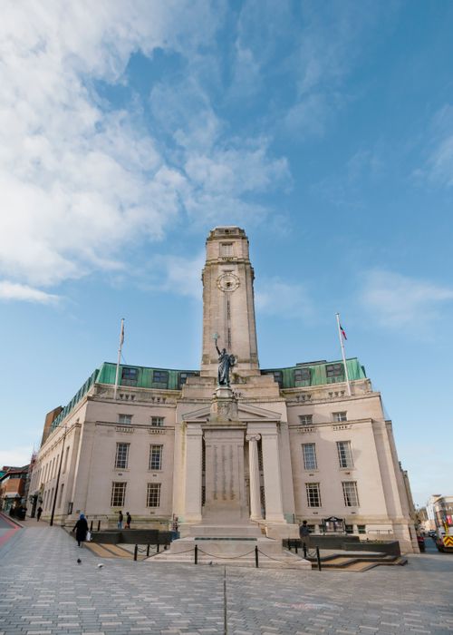 Free Majestic view of Luton's neoclassical town hall under a clear blue sky. Stock Photo