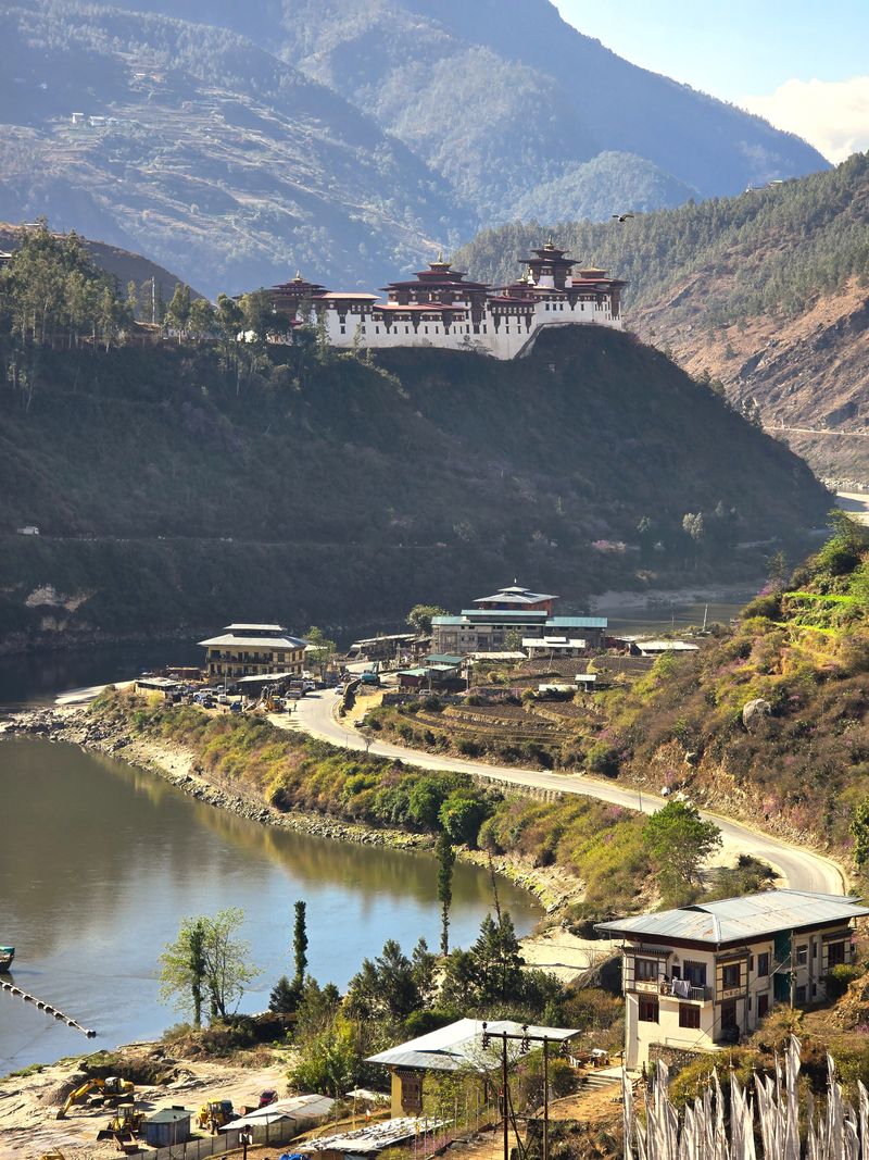 Vista aérea do Punakha Dzong entre os rios