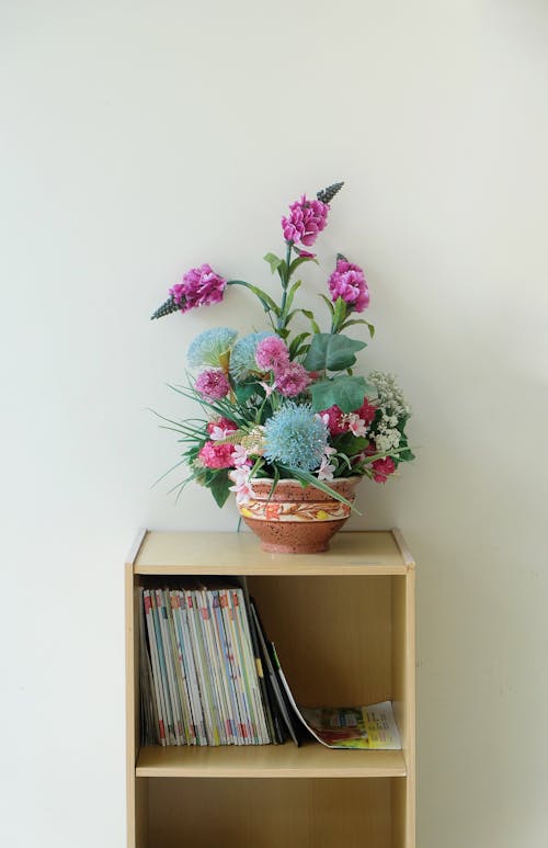 Minimalism flower vase on the bookshelf