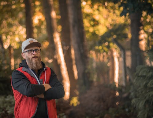 Kostenloses Stock Foto zu arme gekreuzt, bart, brille