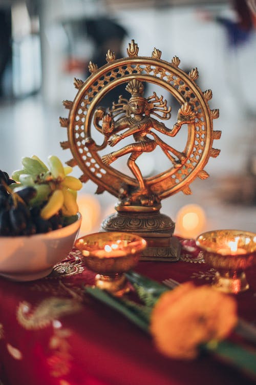 Işıklı Tealightlarla çevrili Shiva Nataraja Heykelcik