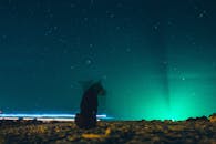 泰国素叻他尼岛海滩上美丽的星空和闪闪发光的倒影