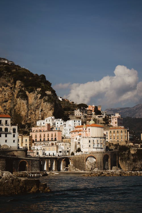 Amalfi kıyıları, binalar, deniz içeren Ücretsiz stok fotoğraf