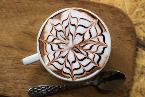 Brązowo Biała Kawa Z Kwiatową Grafiką W Białym Ceramicznym Kubku