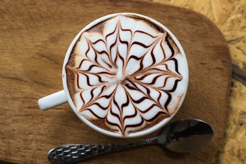 Café Marrom E Branco Com Arte Floral Em Caneca De Cerâmica Branca