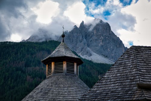 Darmowe zdjęcie z galerii z alpejski, chrześcijaństwo, dach