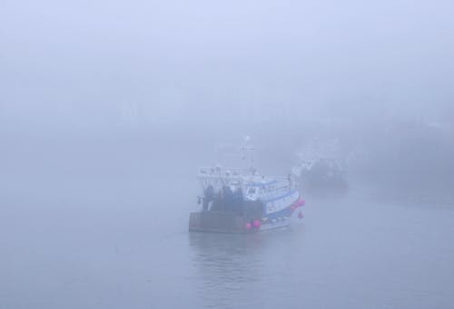 Kostenloses Stock Foto zu fischerboote, nebel