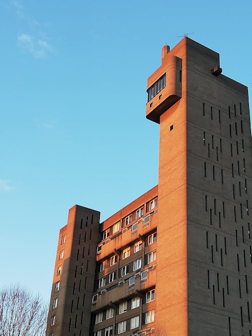 Ingyenes stockfotó arany naplemente, bérház, brutalist építészet témában