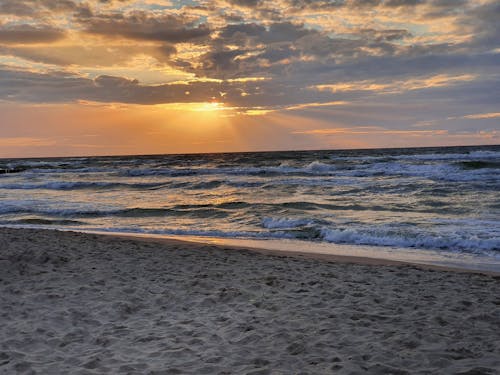 Безкоштовне стокове фото на тему «Захід сонця, махати, море»