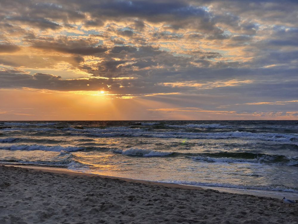 Sea Setting Example Setting Sun Over the Waving Sea · Free Stock Photo