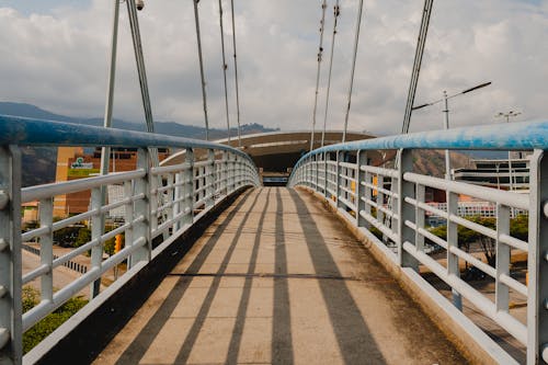 Kostnadsfri bild av förbindelse, gångbro, gångbroar