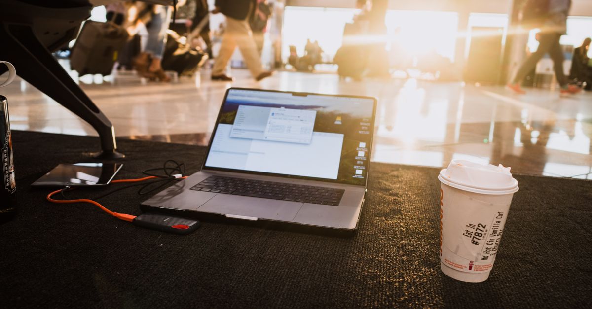eSIM et VPN en voyage : comment les utiliser ensemble pour voyager tranquille