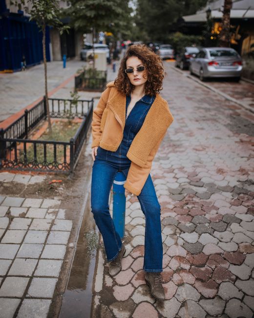Heute die Lammfelljacke in Camel über dem Jeans-Jumpsuit, und ich bummle übers Kopfsteinpflaster 🤎 Fühl mich richtig wohl drin.
#stilinspiration #tan #jacket #jumpsuit