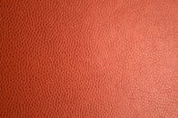 橙色皮革纹理的宏观细节照片，非常适合用作背景或材料