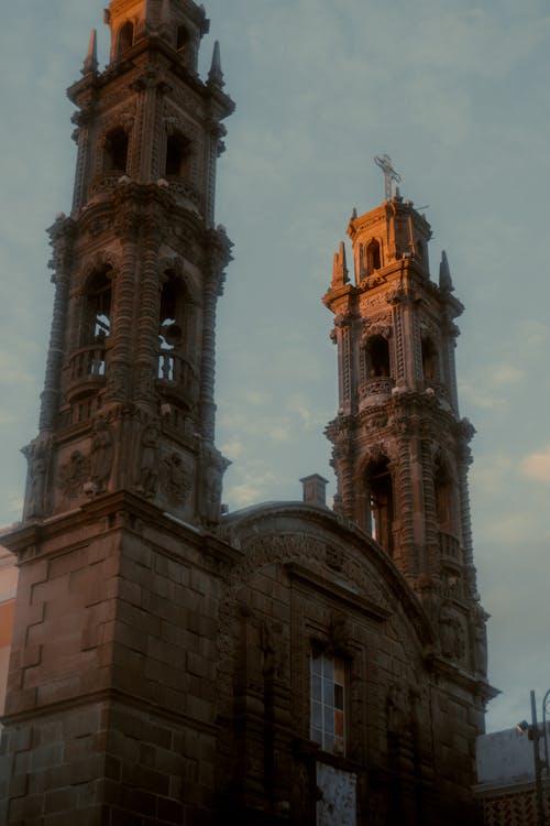 Foto stok gratis arsitektur gereja, arsitektur gothic, cahaya kuning