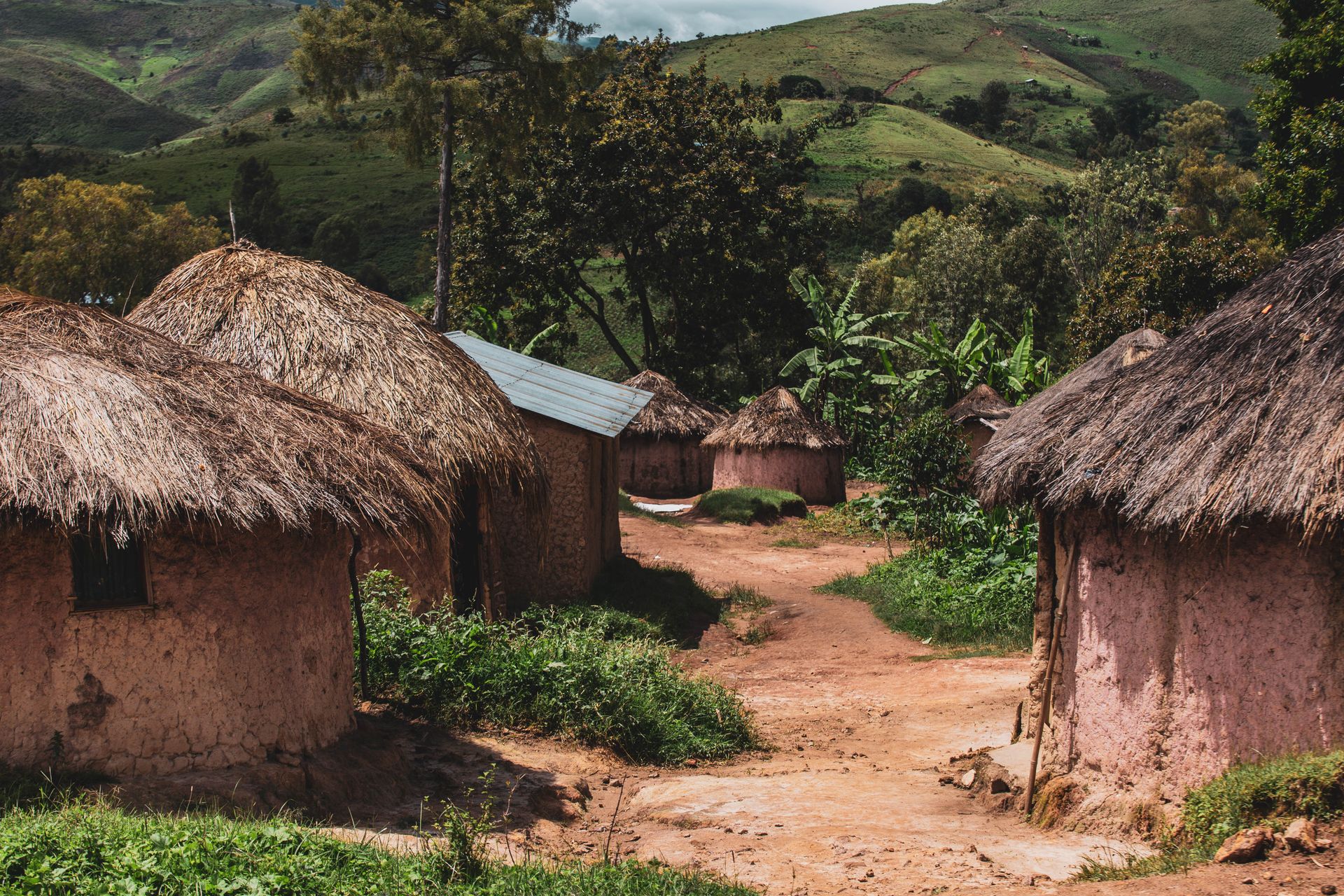 Tepelerle çevrili kırsal bir Afrika köyünün manzarası