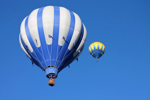 免費 兩個藍色和黃色的熱氣球 圖庫相片