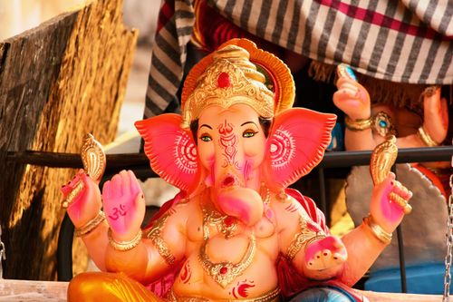 Free A vibrant depiction of the Hindu god Ganesha, captured in Ahmedabad. A stunning portrayal of religious artistry. Stock Photo