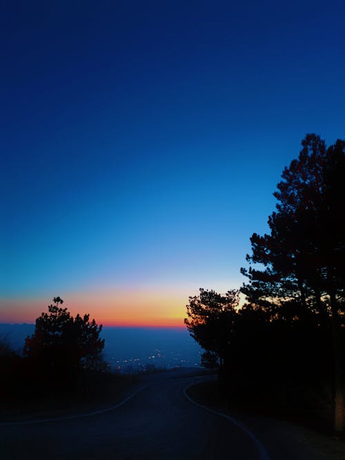 akşam Güneşi, dağ manzarası, dikey atış içeren Ücretsiz stok fotoğraf