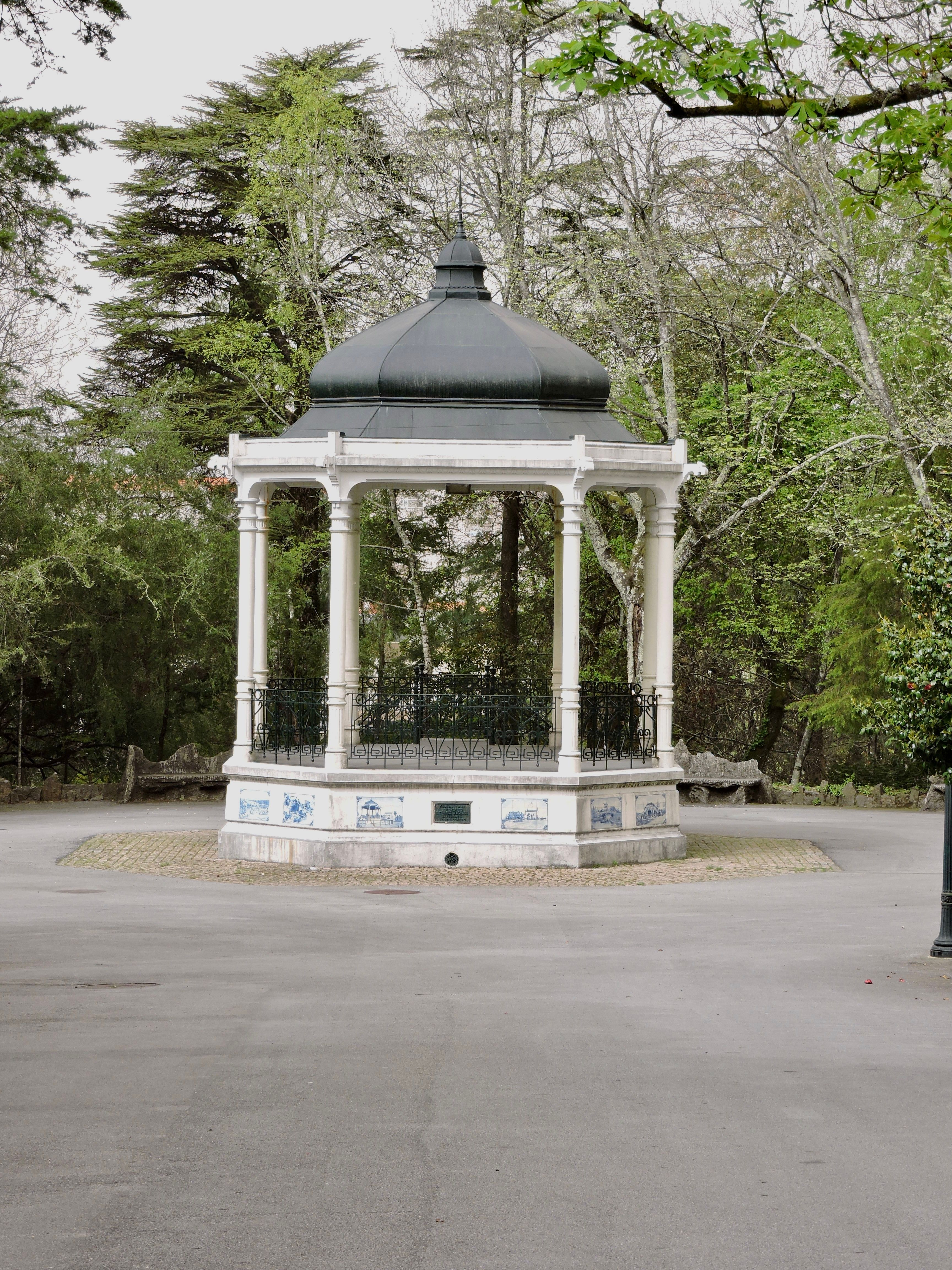 Gazebo in Park · Free Stock Photo