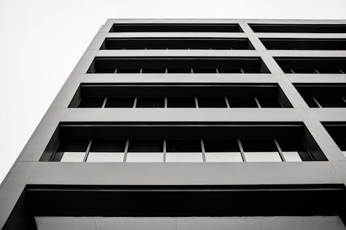 Gratis arkivbilde med bygning, lav-vinklet bilde, svart-hvitt