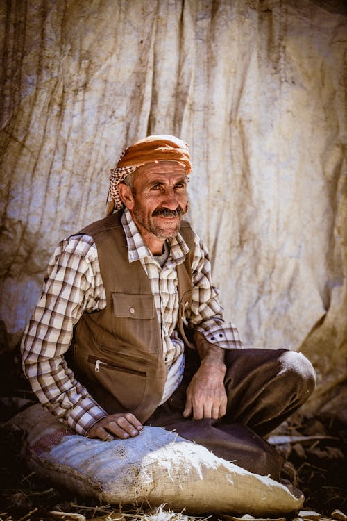 Foto profissional grátis de alforje, bandana, camisa