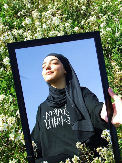 Gratis arkivbilde med blomster, eng, hijab