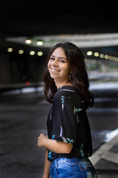 Photographie De Mise Au Point Sélective De Femme Sur Route