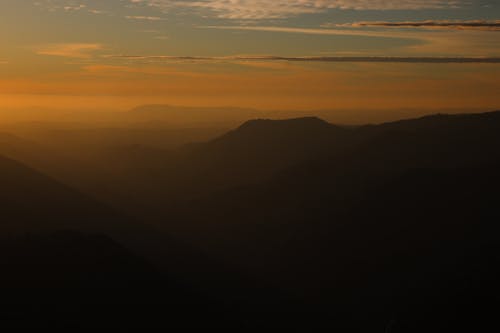 akşam, dağlar, gün batımı içeren Ücretsiz stok fotoğraf