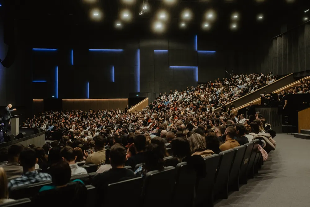 Salle comble lors d'un événement d'entreprise