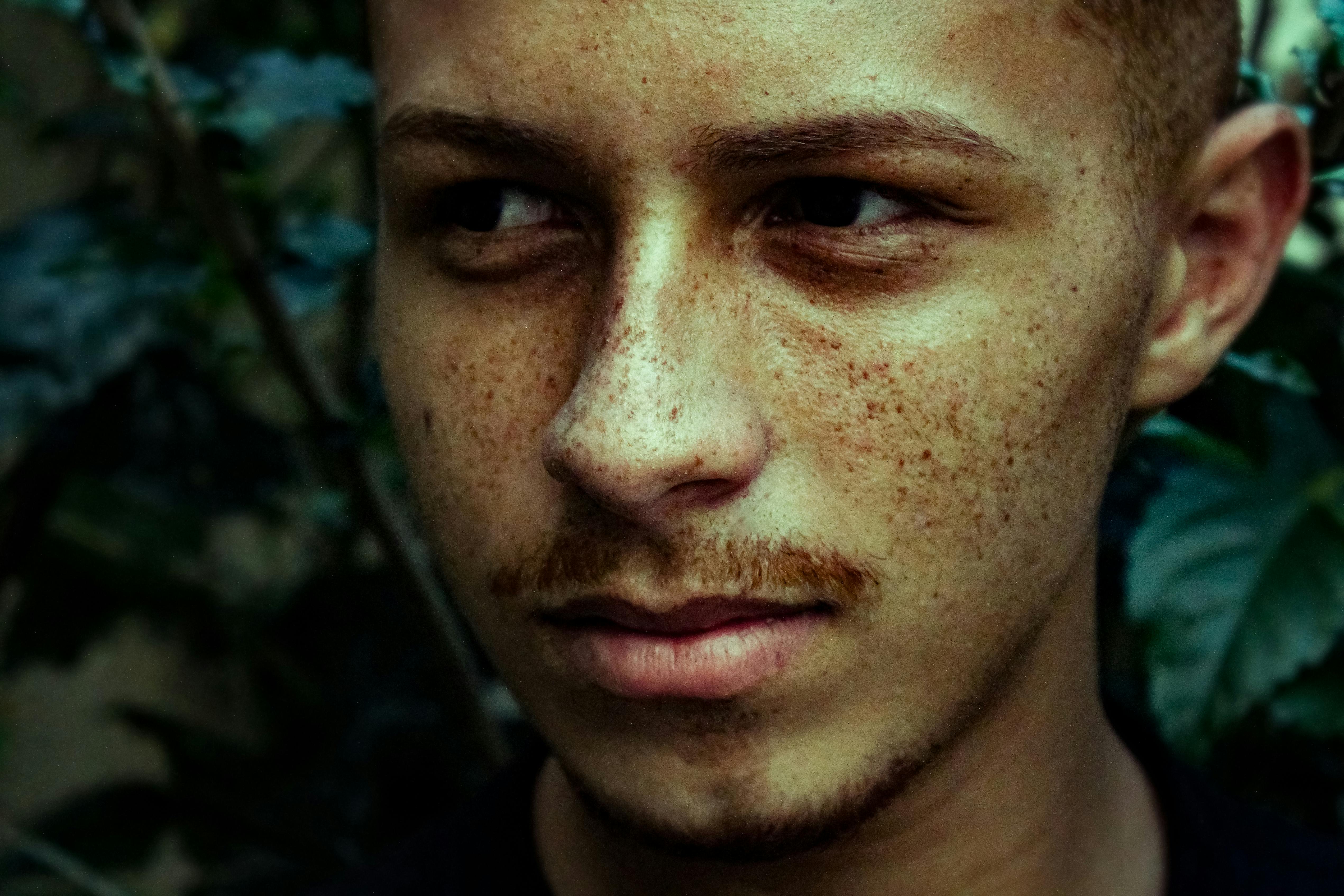 Zadarmo Fotobanka s bezplatnými fotkami na tému bočný pohľad, bokeh, chlap Fotka z fotobanky