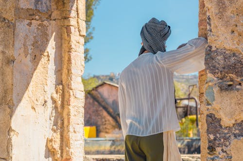 Gratis stockfoto met achteraanzicht, hoofddoek, kort