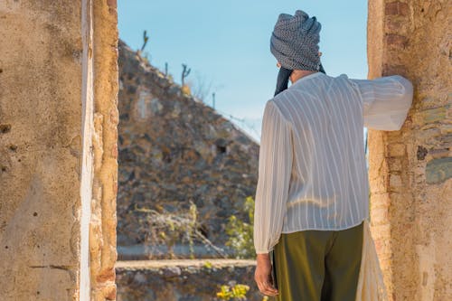 arkadan görünüm, ayakta, Beyaz gömlek içeren Ücretsiz stok fotoğraf