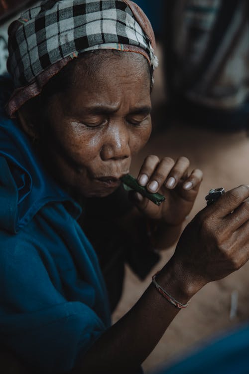  Wanita Vietnam Sedang Merokok