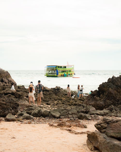 Darmowe zdjęcie z galerii z ludzie, morze, na stojąco