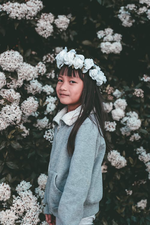 花の冠をかぶった女の子の写真