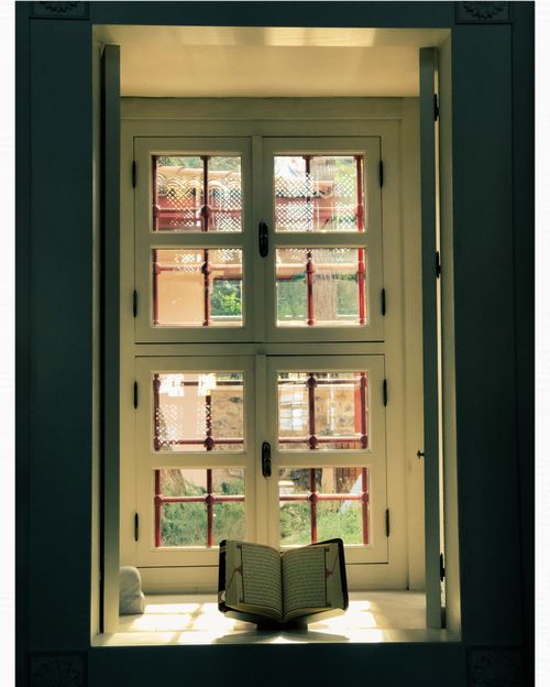 Free Depicts a holy book on windowsill inside a mosque in Istanbul, Türkiye, with sunlight streaming in. Stock Photo