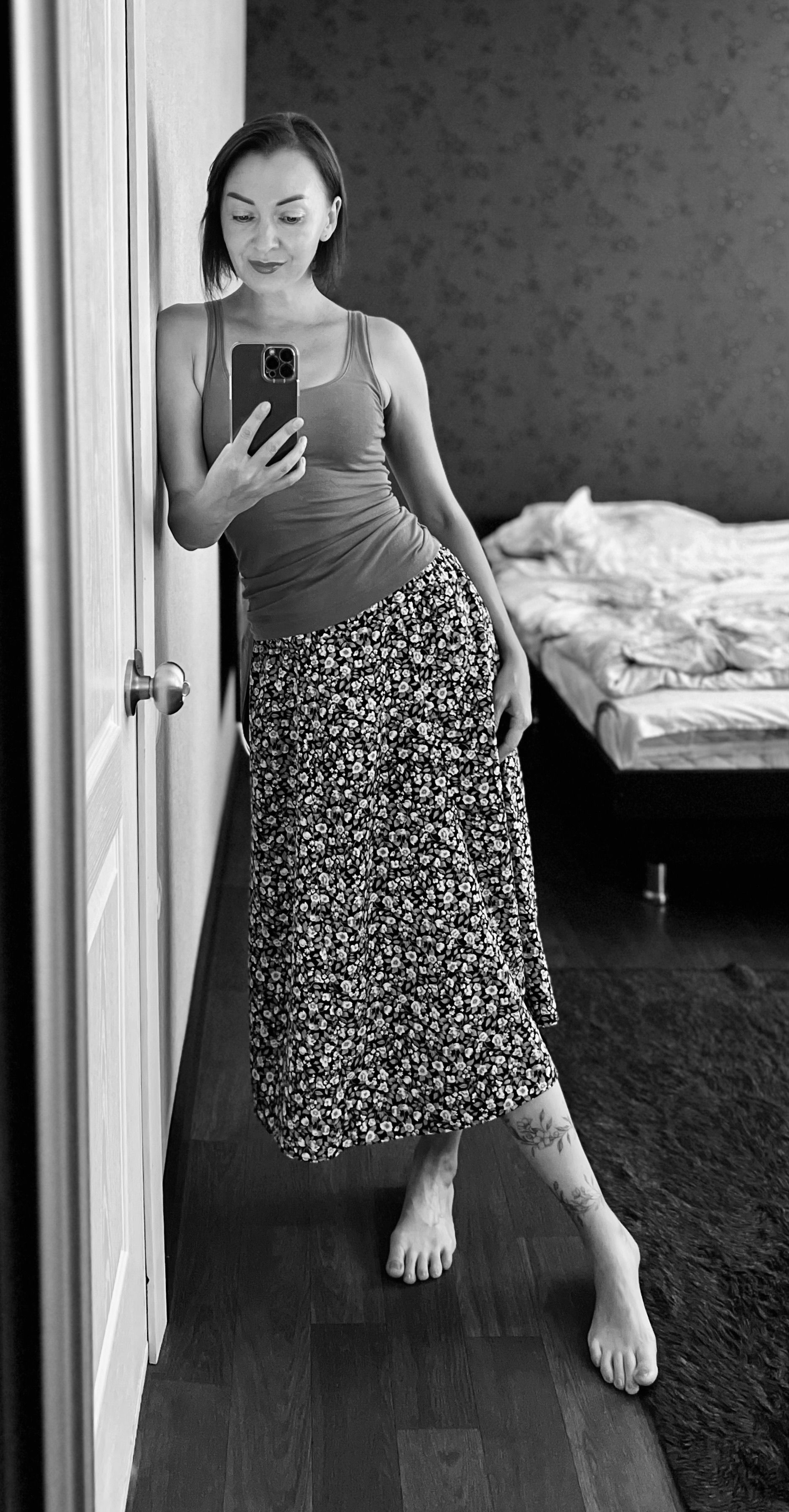 a-woman-taking-a-mirror-selfie-in-a-bedroom-free-stock-photo