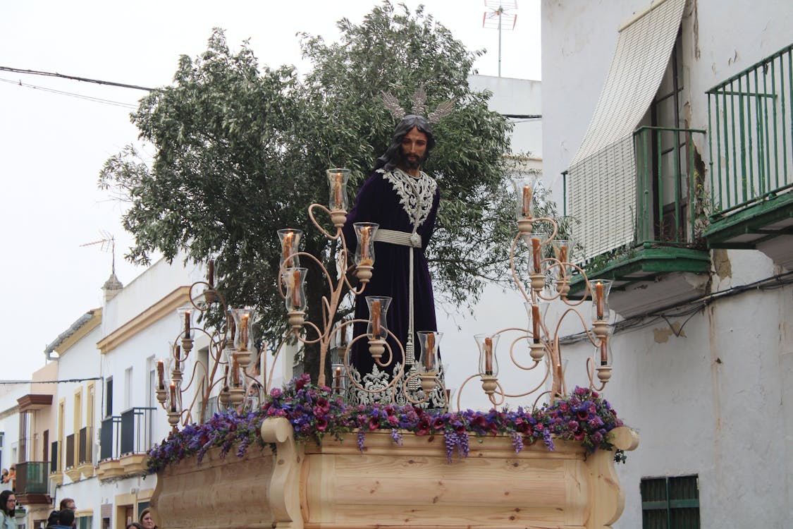 paso del Cristo del Prendimiento por la calle Cielo