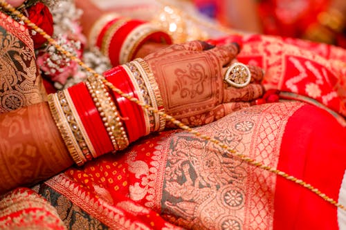 Gratis stockfoto met Bruid en bruidegom, indiase bruiloft, mooie bruid