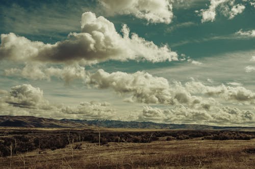 免费 多云的天空下山的风景 素材图片