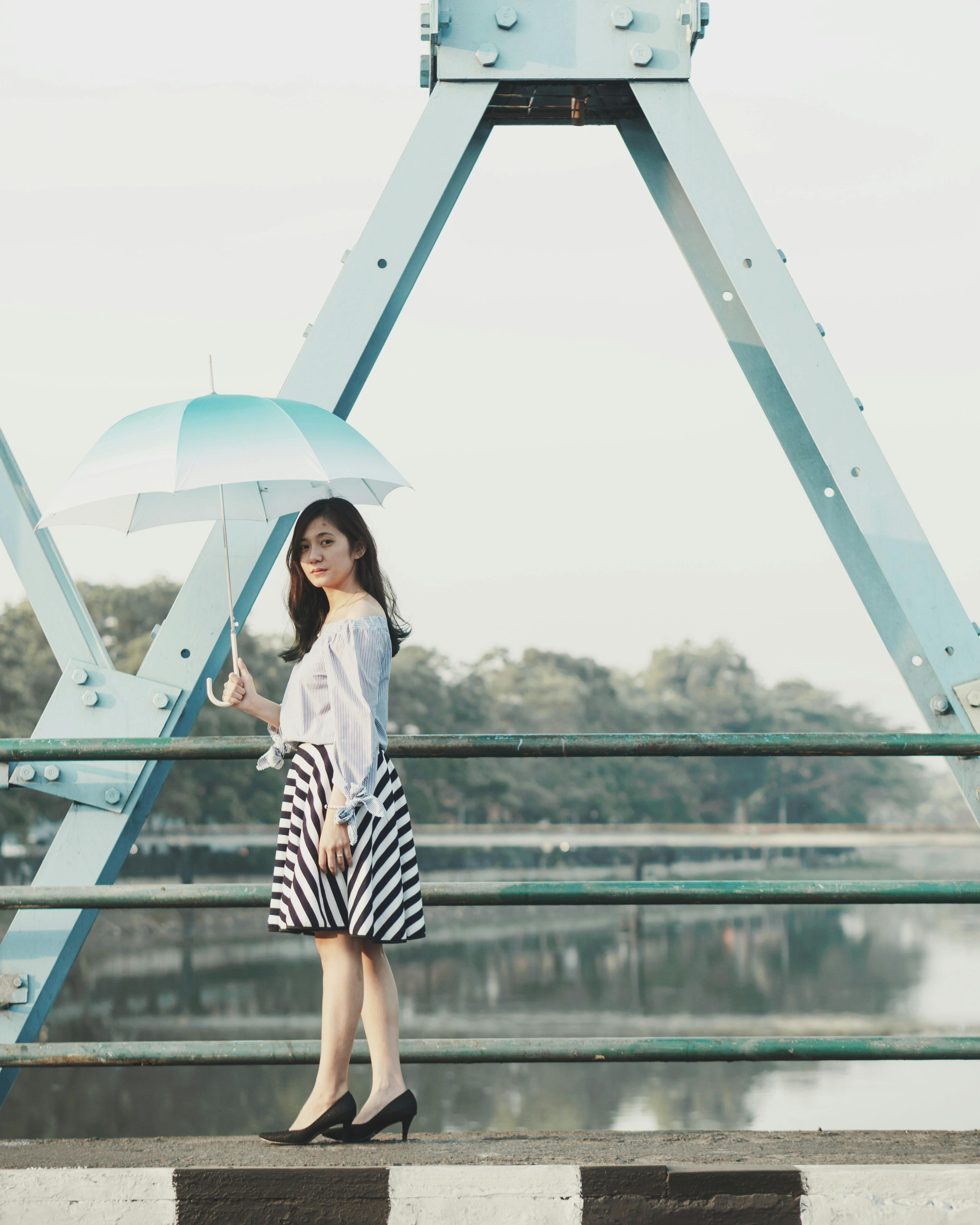站在桥上的白色长袖衬衫的女人 · 免费素材图片