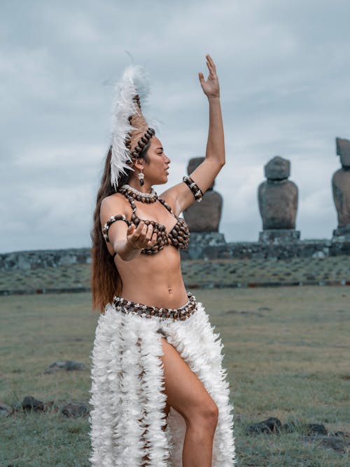 Rapa nui girl dancing 