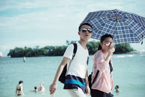 Kostnadsfri bild av asiatiskt par, strand