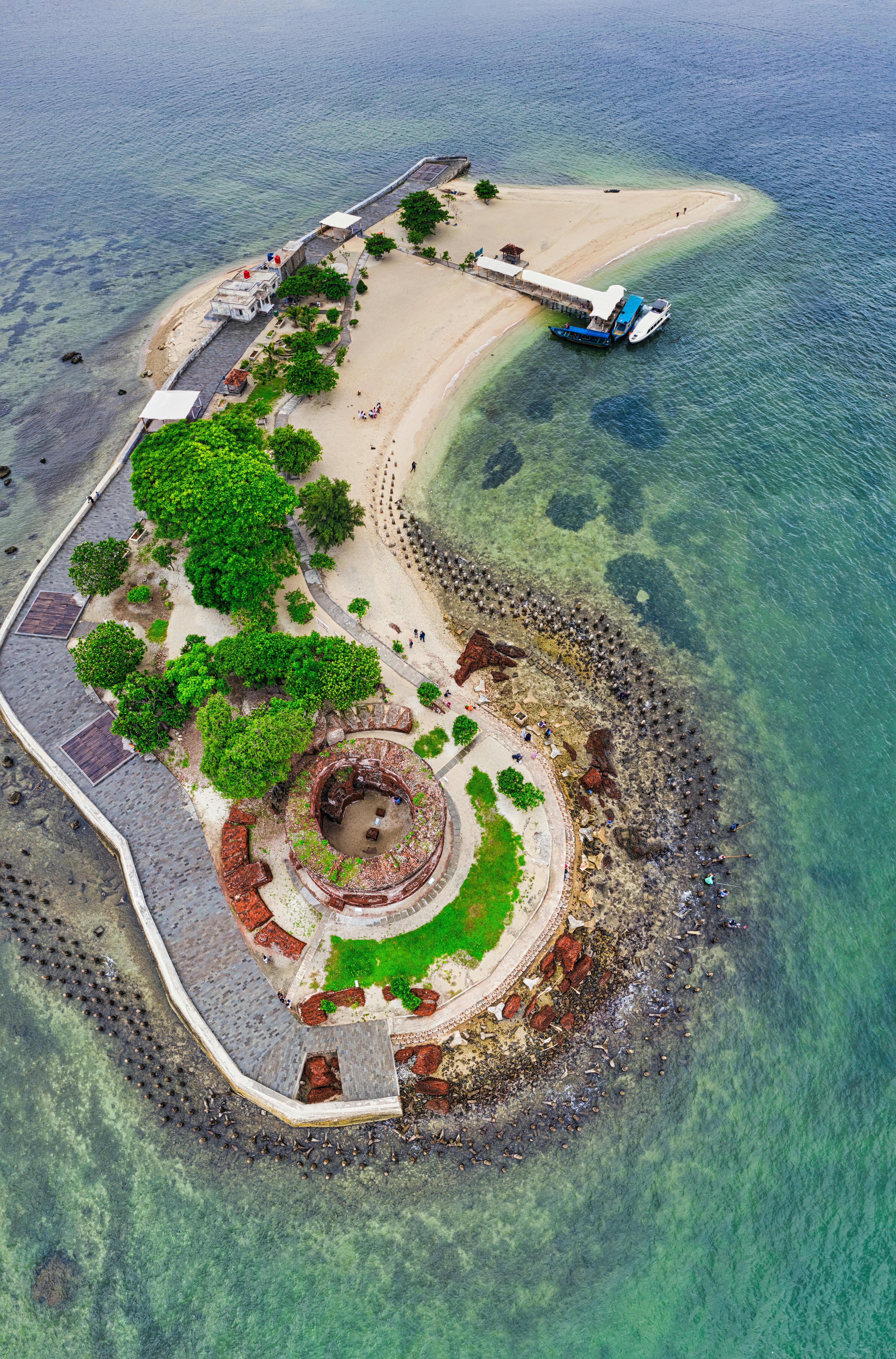 一张东努沙登加拉岛风景优美的历史岛屿航拍照片，其中包含海滩和废墟